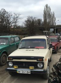 Krym dva roky po kontroverzním připojení k Rusku. Na snímku lidé čekajících na ruské SPZ