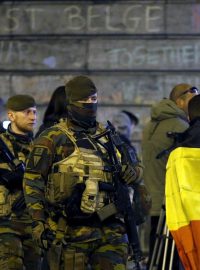 Belgičtí vojáci na stráži na bruselském náměstí Place de la Bourse