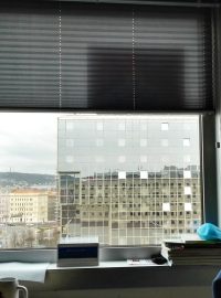 Vlajka podle policie snižuje viditelnost do místnosti