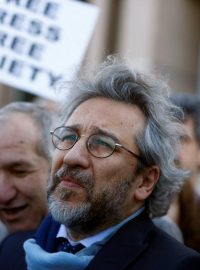 Šéfredaktor deníku Cumhuriyet Can Dündar před soudem v Istanbulu