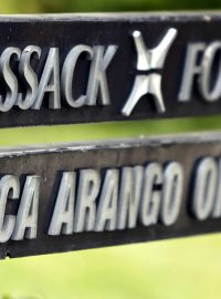 Společnost Mossack Fonseca údajně pomáhala skrývat prominentům peníze v daňových rájíc