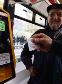 Cestující ve dvou pražských tramvajích č. 22 můžou ode dneška zaplatit jízdné bezkontaktní platební kartou