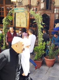 V kavárně Al-Nawfara v historickém centru Damašku to vře jako v úle