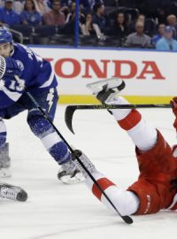 Obránce Tampy Andrej Šustr (zcela vlevo) v zápase prvního kola play-off NHL s Detroitem