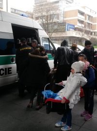 Iráčané, kteří měli namířeno do Německa, přenocovali v Interhotelu Bohemia v Ústí nad Labem. Ráno pro ně přijeli policisté s dodávkami a převezli je na služebnu