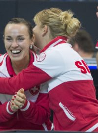 Timea Bacsinszká objímá Martinu Hingisovou. Švýcarsko právě vyrovnalo semifinále Fed Cupu na 1:1