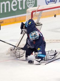 Dominik Lakatoš přihlíží gólu, který inkasuje liberecký gólman Ján Lašák