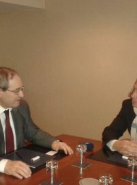 Náměstek syrského ministra zahraničí Fajsal Mikdád (vlevo) během rozhovoru s redaktorem ČRo Robertem Mikolášem