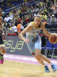 Kateřina Elhotová z USK (vpravo) ve Final Four Euroligy