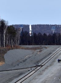 Ruská raketa Sojuz na odpalovací rampě kosmodromu Vostočnyj