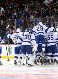 Hokejisté Tampy Bay slaví vítězství ve čtvrtém zápase série proti New York Islanders