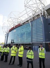 Britská policie hlídá stadion Manchesteru United po zrušení zápasu s Bournemouthem