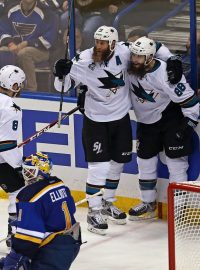 Obránce San Jose Brent Burns (88) se raduje z prvního ze svých dvou gólů na ledě St. Louis