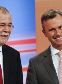 Alexander van der Bellen (vlevo) a Norbert Hofer (archivní snímek)