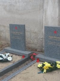 Místo křížů rudé hvězdy. Ruské velvyslanectví slibuje nápravu na náhrobcích carských vojáků