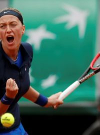 Petra Kvitová se raduje z vyhraného míče na French Open