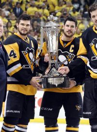 Hokejisté Pittsburghu Pinguins přbírají pohár pro vítěze konferenčního finále