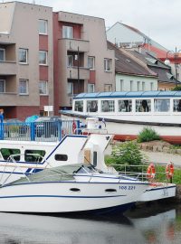 Rekreační lodě kotví v Pardubicích u restaurační lodi Otava