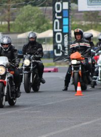 Účastníky kurzu se na autodromu v Sosnové učí zvládat motorku v krizových situacích