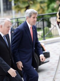Francouzský ministr zahraničí Jean-Marc Ayrault a jeho americký kolega John Kerry při příchodu na pařížské jednání