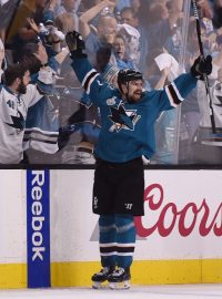 Joonas Donskoi se raduje nejen z vítězného gólů, ale celkového vítězství ve třetím duelu proti Pittsburghu