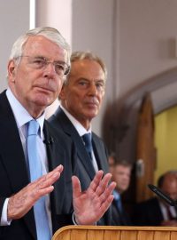 Bývalí britští premiéři John Major a Tony Bair v rámci své kampaně proti brexitu v severoirském Londonderry