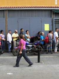 Před poloprázdnými obchody stojí dlouhé fronty Venezuelanů