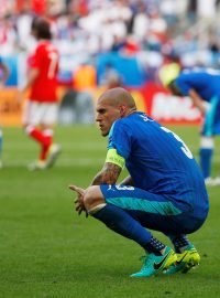 Zklamaný slovenský fotbalista Martin Škrtel po úvodním zápase Eura s Walesem