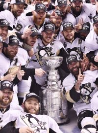 Hokejisté Pittsburghu oslavují zisk Stanley Cupu