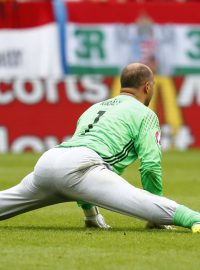 Gábor Király ve svých tradičních teplácích udržel v úterním zápase mistrovství Evropy ve fotbale nulu proti Rakousku