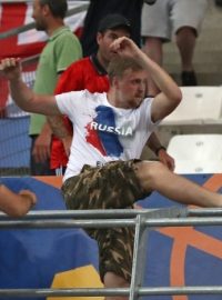 “Angláni vždycky říkají, že oni jsou hlavní fotbaloví chuligáni. Jsme tady, abychom jim ukázali, že jsou to uřvané holky,” prohlásil jeden z ruských výtržníků