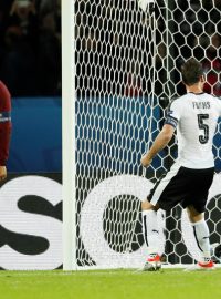 Radost rakouského gólmana ostře kontrastuje se zklamáním Cristiana Ronalda