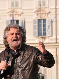 Spoluzakladatel hnutí Beppe Grillo je sice považován za populistu, ale v poslední době ustoupil do pozadí a nechal jednat mladší a umírněnější členy
