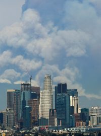 Nad siluetou Los Angeles vystupuje dým z lesního požáru na pokraji metropole