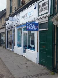 Městečko Witney před hlasováním o brexitu. Hlasujte pro setrvání v EU, vyzývá nápis