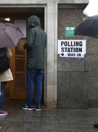 Britové hlasují v referendu, které rozhodne o setrvání země v Evropské unii