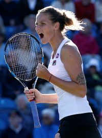 Tenistka Karolína Plíšková na trávě válí a je v Eastbourne ve finále