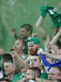 Irští fanoušci oslavují vítězství nad Itálií v závěrečném skupinovém souboji