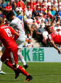 Xherdan Shaqiri při vyrovnávacím gólu v zápase proti Polsku
