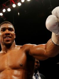 Britský boxer Anthony Joshua obhájil titul profesionálního mistra světa v těžké váze organizace IBF