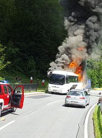 V Rakousku vyhořel český autobus se školáky
