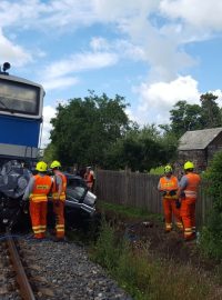 Dva lidé zemřeli po srážce rychlíku s osobním automobilem na trati u Jaroměře