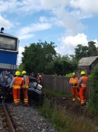 Dva lidé zemřeli po srážce rychlíku s osobním automobilem na trati u Jaroměře