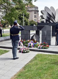 Setkání s válečnými veterány při příležitosti 76. výročí bitvy o Anglii, pietní akt na náměstí Svobody