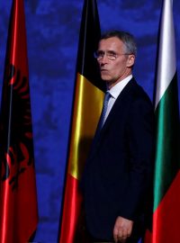 Generální tajemník NATO Jens Stoltenberg po jednání oznámil, že prapory budou na místě od příštího roku