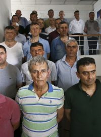 Bývalý turecký generál letectva Akin Öztürk (vpředu uprostřed) je po neúspěšném převratu zadržován na policejním velitelství v Ankaře