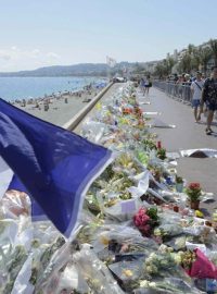 Lidé na promenádě v Nice vzdávají květinami poctu obětem teroristického útoku