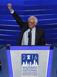 K podpoře Hillary Clintonové vyzval na sjezdu Demokratické strany Bernie Sanders