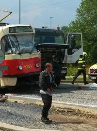 Tramvaj se u pražské Invalidovny srazila s nákladním autem, na místě je několik zraněných