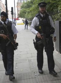 Muž s nožem útočil v centru Londýna. V okolí místa činu hlídkují britští policisté